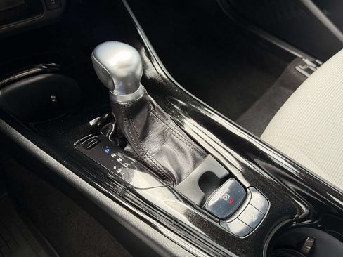 Used 2019 Toyota C-HR XLE FWD image 6
