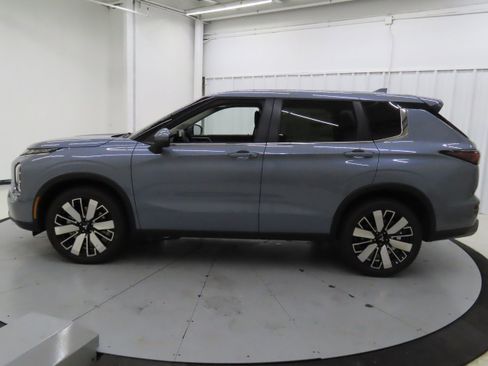 New 2025 Mitsubishi Outlander SE image 6