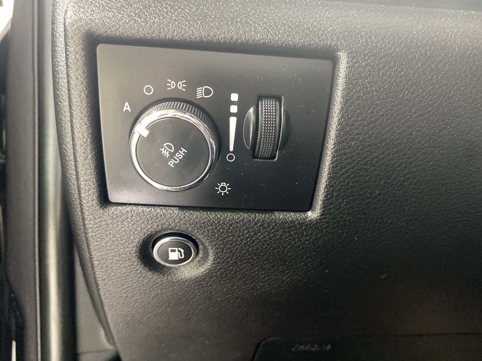 Used 2019 Jeep Grand Cherokee Overland AWD/4WD image 28