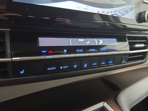 Certified 2024 Toyota Sienna XLE FWD image 22