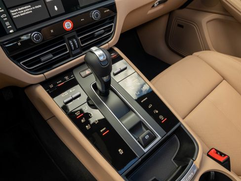 Certified 2025 Porsche Macan image 22