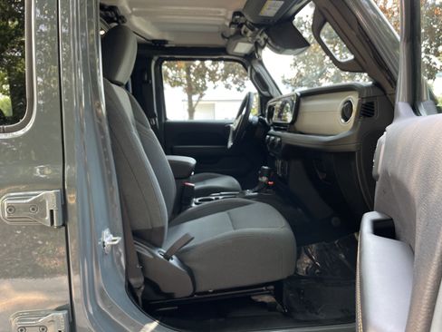 Used 2025 Jeep Wrangler Unlimited Sahara AWD/4WD image 31