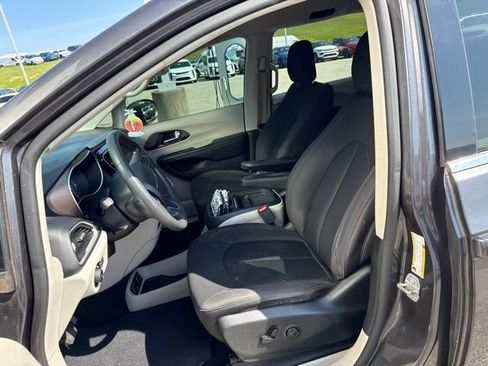Used 2019 Chrysler Pacifica Touring Plus w/ Tire & Wheel Group FWD image 7