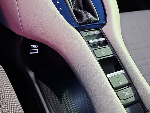 Used 2023 Honda HR-V LX image 23