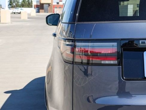 Certified 2025 Land Rover Discovery Dynamic SE AWD/4WD image 9