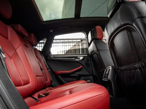 Certified 2020 Porsche Macan image 42