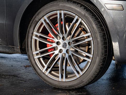 Used 2018 Porsche Macan Turbo image 8