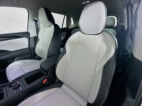 New 2025 Volkswagen Tiguan SE image 19