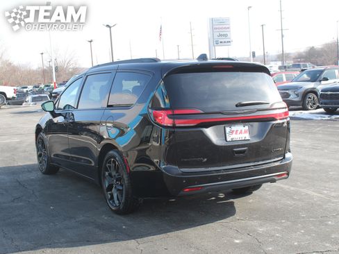 Used 2025 Chrysler Pacifica Limited image 6