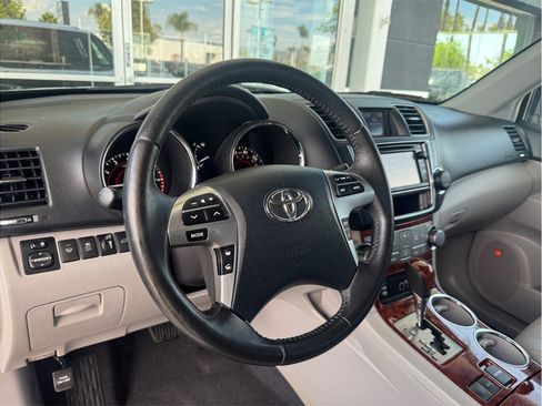 Used 2013 Toyota Highlander Limited FWD image 25