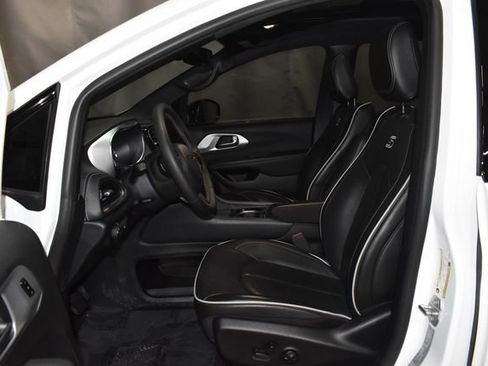 Certified 2025 Chrysler Pacifica Limited image 12