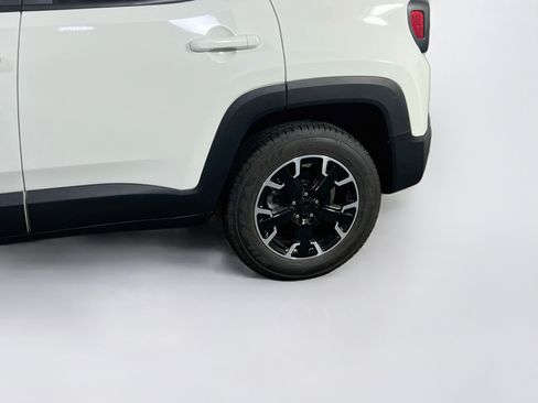 Used 2023 Jeep Renegade Latitude AWD/4WD image 29