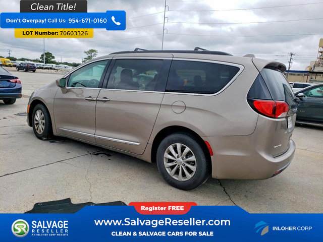 Used 2017 Chrysler Pacifica Touring-L FWD image 3