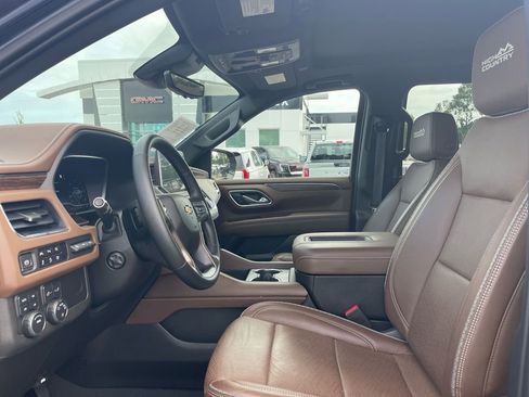 Used 2023 Chevrolet Suburban High Country w/ Premium Package 2 AWD/4WD image 9