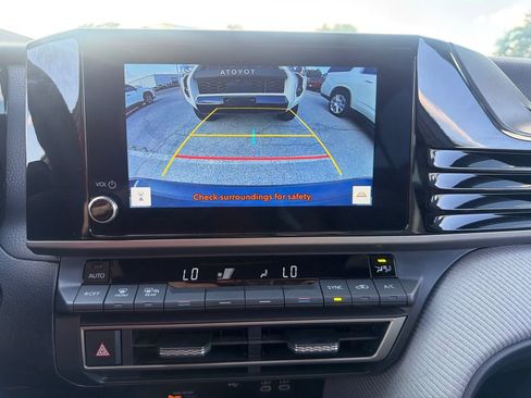 Used 2025 Toyota Camry SE w/ Convenience Package FWD image 5