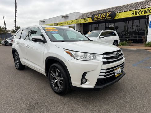 Used 2017 Toyota Highlander Plus w/ Carpet Mat Package FWD image 1