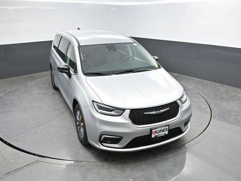 Used 2024 Chrysler Pacifica Select FWD image 25