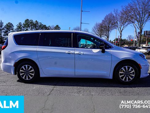 Used 2024 Chrysler Pacifica Select image 11