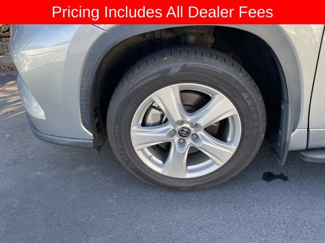 Used 2021 Toyota Highlander LE AWD/4WD image 2