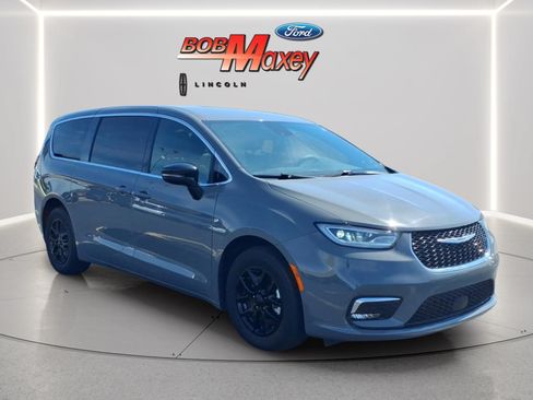 Used 2025 Chrysler Pacifica Select FWD image 3