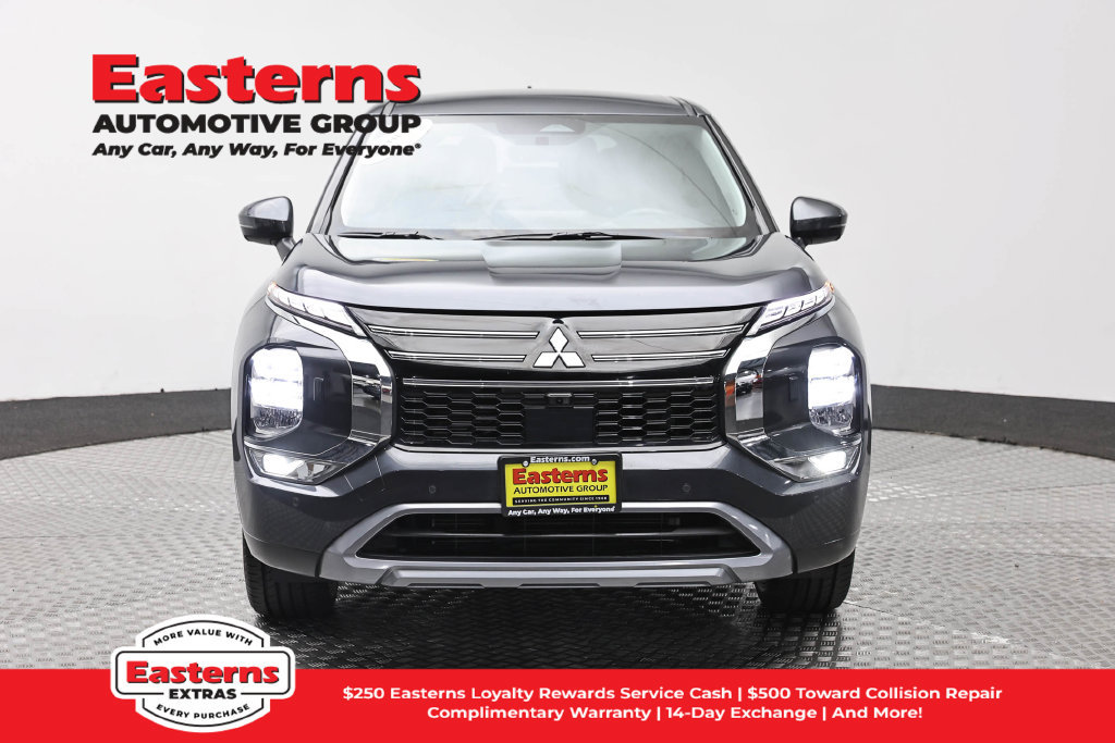 Used 2025 Mitsubishi Outlander SE AWD/4WD image 3