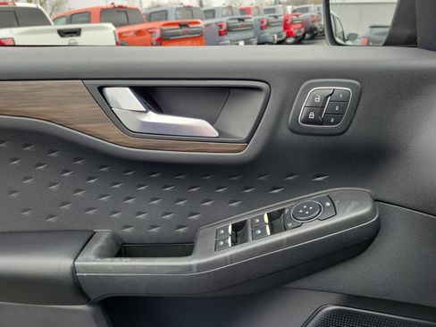 Used 2020 Ford Escape Titanium image 17