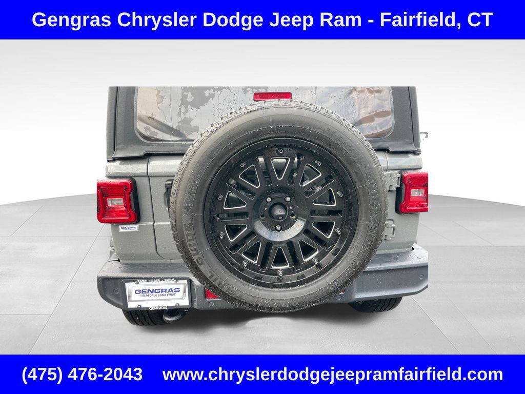 Used 2018 Jeep Wrangler Unlimited Sahara AWD/4WD image 11