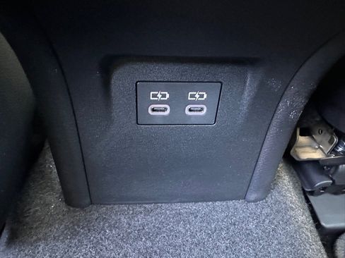 Used 2025 Toyota Prius XLE image 11