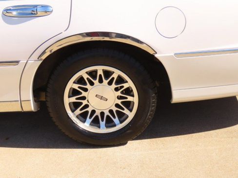 Used 2000 Lincoln Town Car Signature image 14