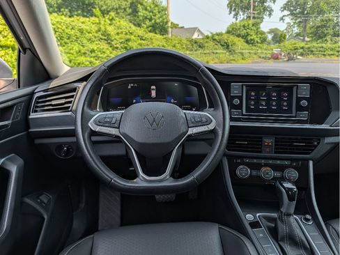 Used 2024 Volkswagen Jetta SE FWD image 29