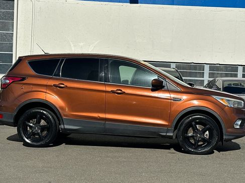 Used 2017 Ford Escape SE image 3