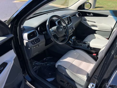 Used 2019 Kia Sorento SX image 2