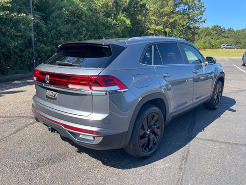 Used 2025 Volkswagen Atlas Cross Sport SE FWD image 17