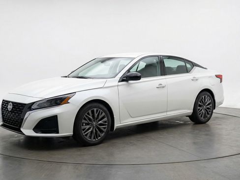 Used 2025 Nissan Altima 2.5 SV image 2