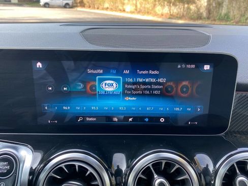 Used 2021 Mercedes-Benz GLB 250 4MATIC image 32