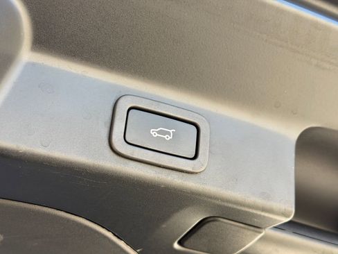 Used 2021 Jaguar F-PACE SVR image 33