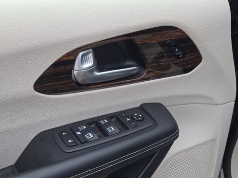 Used 2024 Chrysler Pacifica Limited FWD image 20