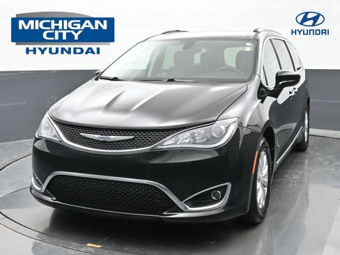 Used 2018 Chrysler Pacifica Touring-L image 1