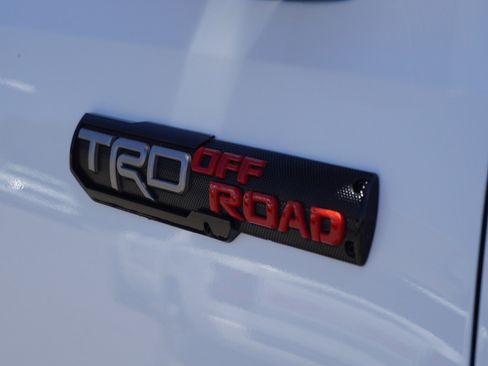 Used 2022 Toyota Tacoma TRD Off-Road w/ Technology Package AWD/4WD image 5