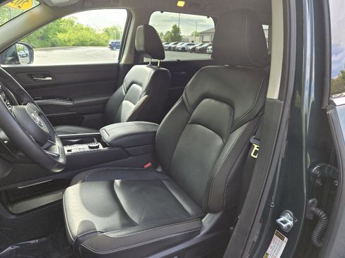 Used 2025 Nissan Pathfinder SL AWD/4WD image 13