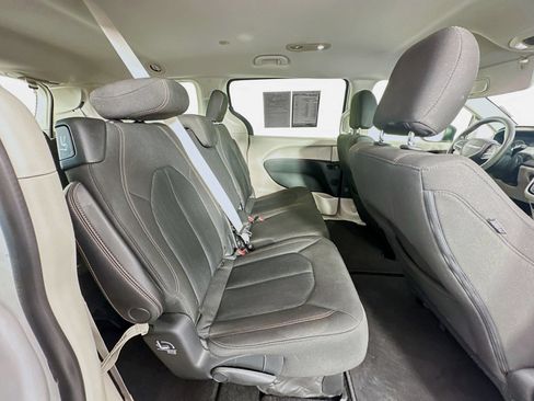 Used 2018 Chrysler Pacifica LX FWD image 31