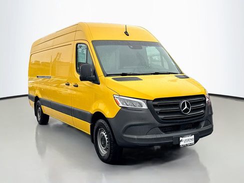 Used 2021 Mercedes-Benz Sprinter 2500 image 3