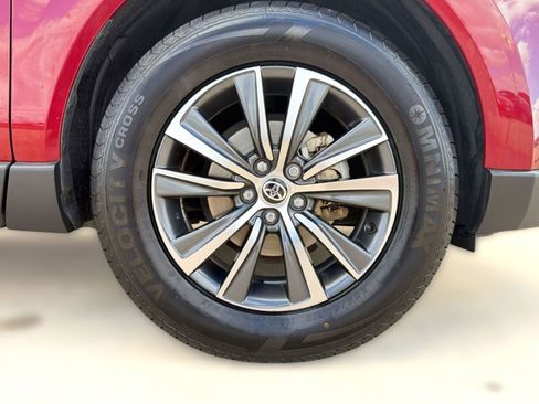 Used 2022 Toyota Venza LE image 11