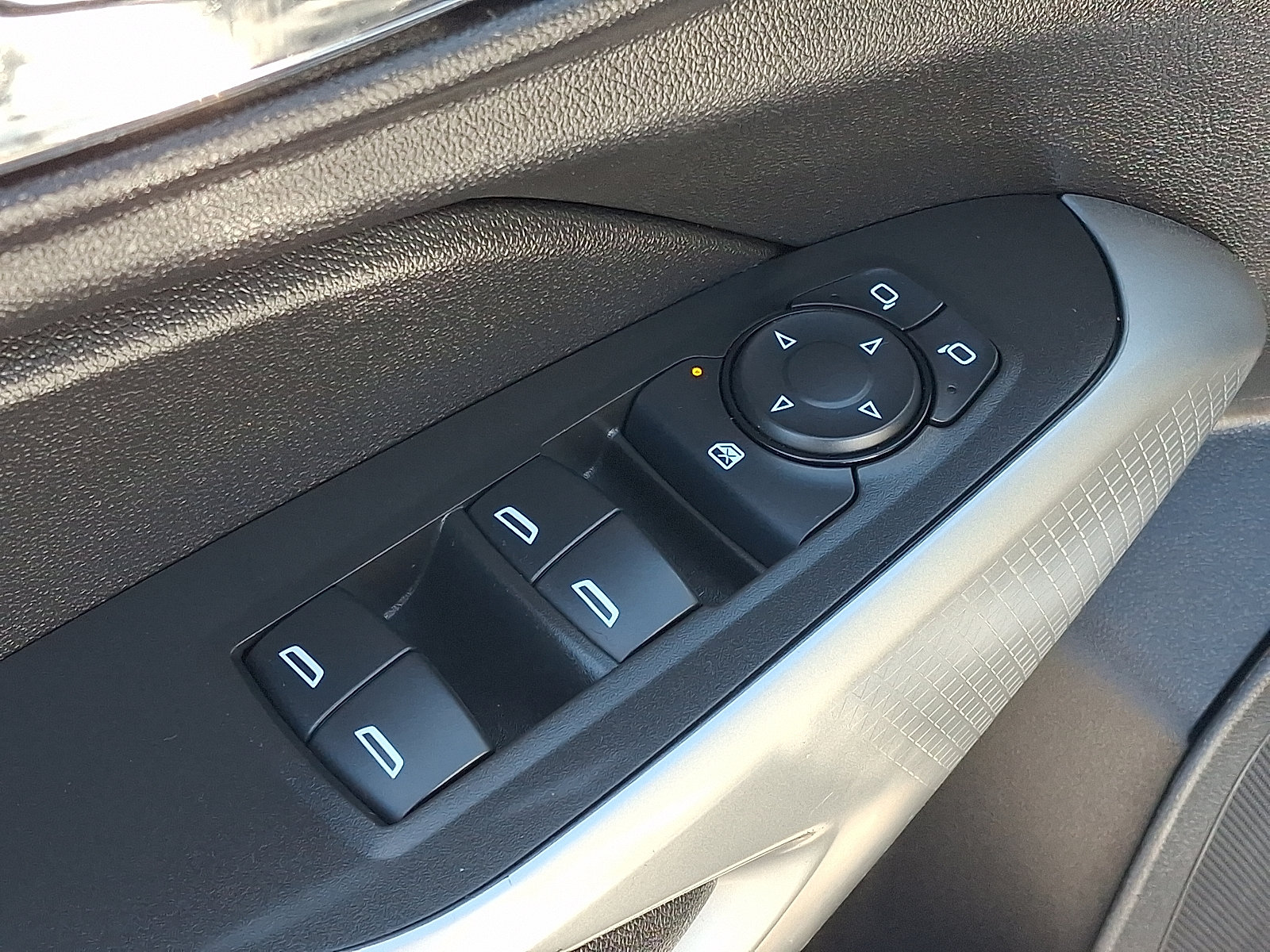 Used 2025 Chevrolet Trax LS FWD image 14