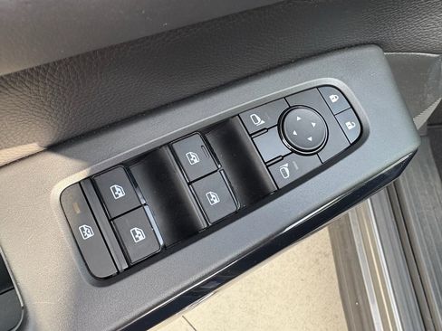 Used 2024 Nissan Pathfinder SV image 11