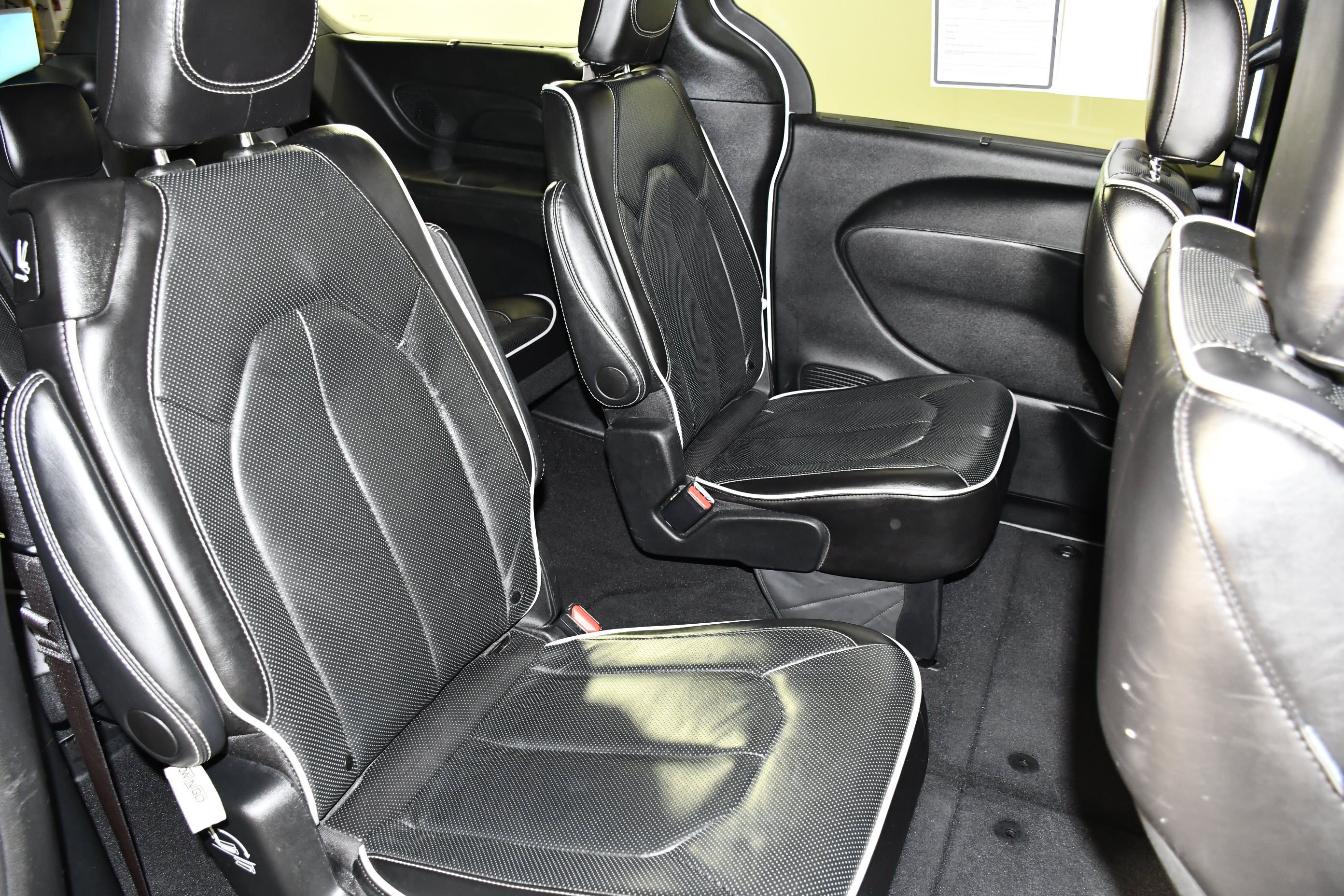 Used 2025 Chrysler Pacifica Limited FWD image 44