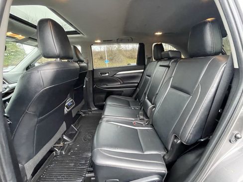 Used 2019 Toyota Highlander XLE image 25