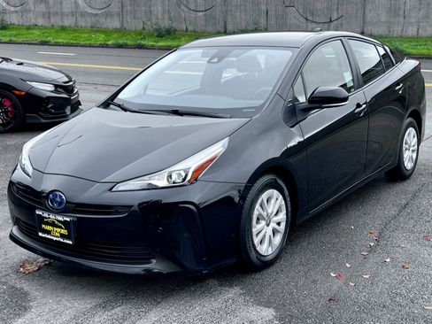 Used 2021 Toyota Prius LE image 9