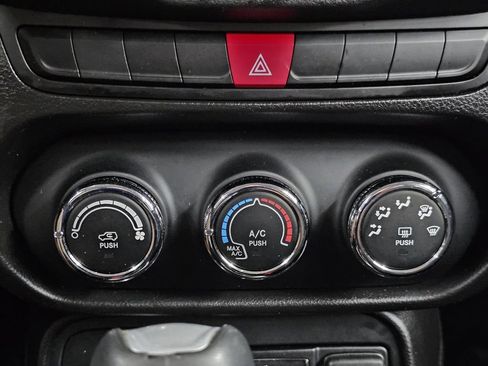 Used 2015 Jeep Renegade Latitude AWD/4WD image 19