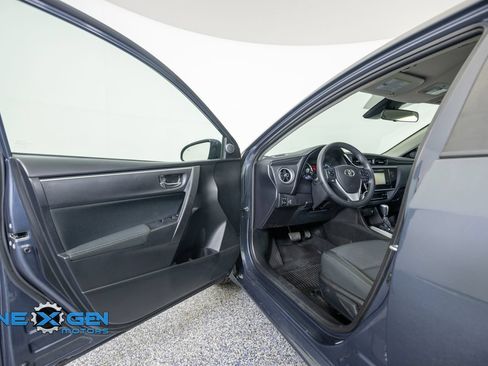 Used 2018 Toyota Corolla LE FWD image 9
